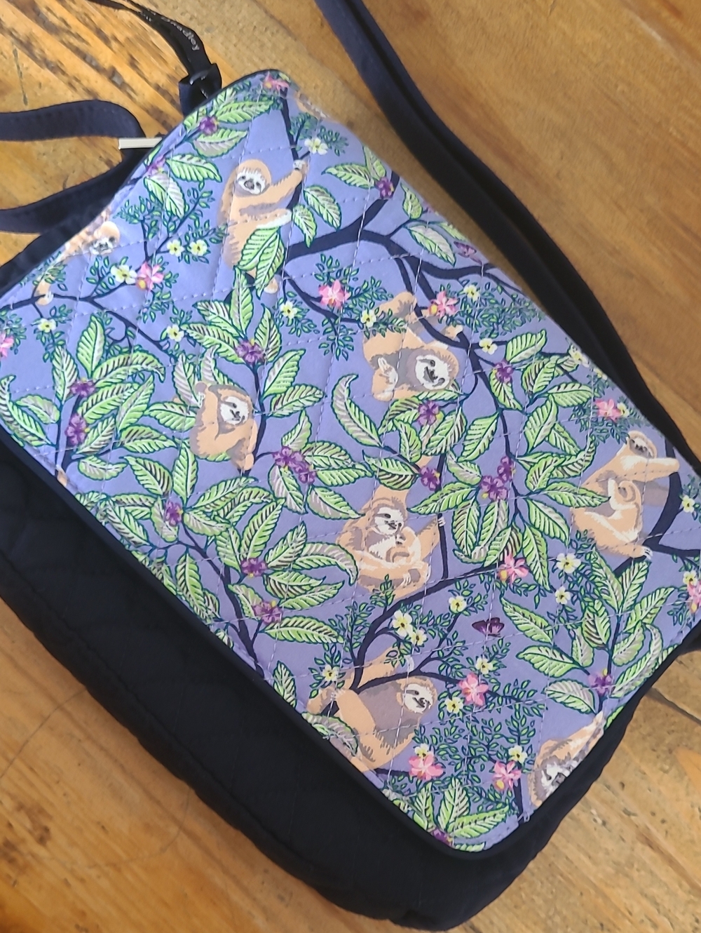 NWOT VERA BRADLEY FLIP FLOP CROSSBODY IN HANGING AROUND RETIRED PATTERN